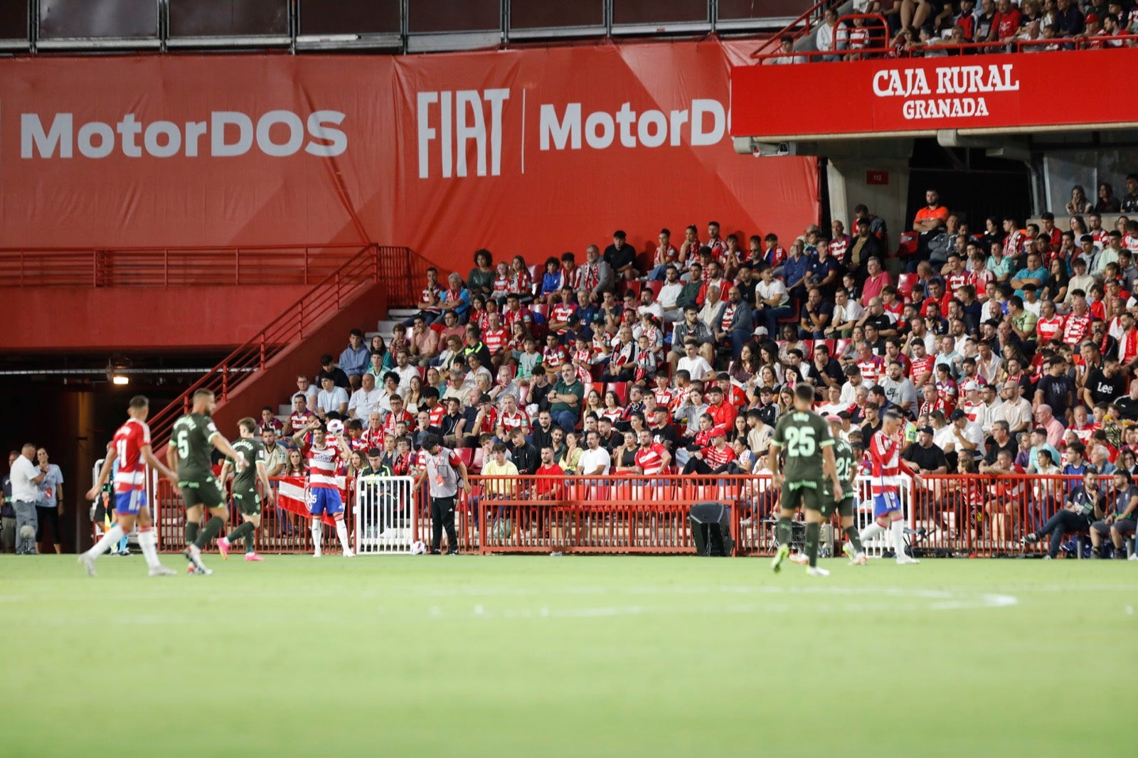 Encuéntrate en la grada en el Granada-Girona