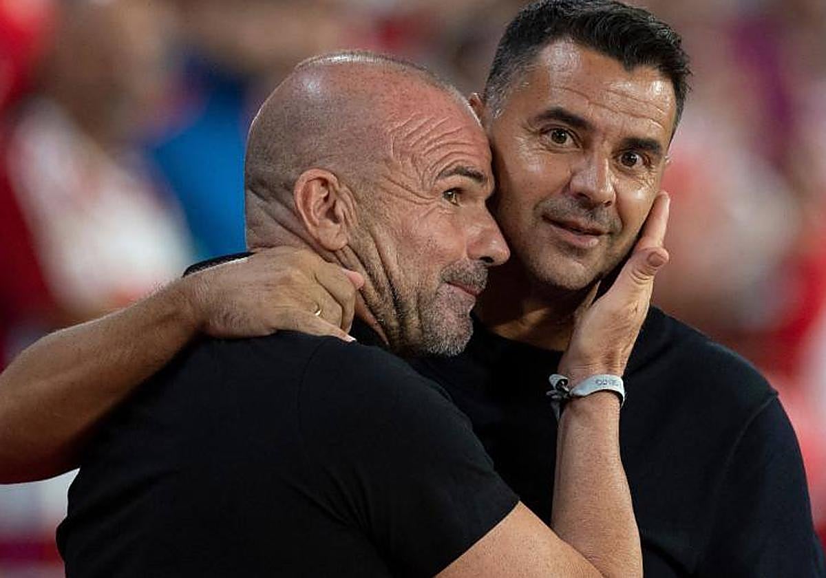 Míchel abraza a Paco López antes del inicio del partido.