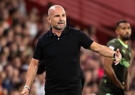 Paco López da indicaciones a sus futbolistas contra el Girona.