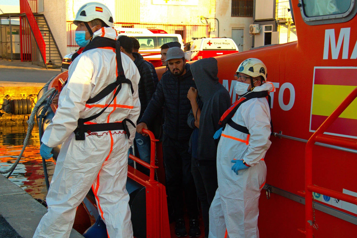 Inmigrantes rescatados y trasladados al puerto de Motril.