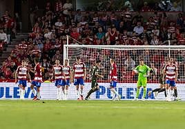 Los jugadores del Granada muestran su frustración tras uno de los goles encajados.