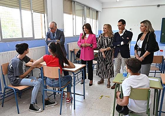 El delegado del Gobierno de la Junta de Andalucía en Jaén, Jesús Estrella, conversa con dos alumnos del IES Himilce, junto al resto de autoridades.