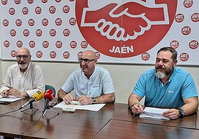 Javier Lacarra, secretario de organización de Fesmc UGT Jaén; Jesús Dueñas, secretario general, y Pablo Molina, portavoz del comité de empresa, el viernes pasado.