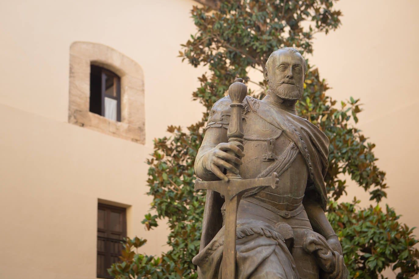 Estatua de Carlos V en el Hospital Real.