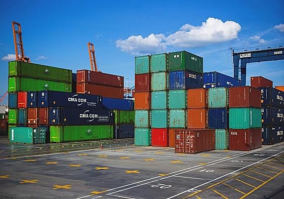 Contenedores de carga en un muelle.