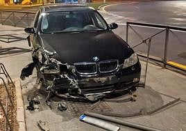 Coche siniestrado en la rotonda del helicóptero