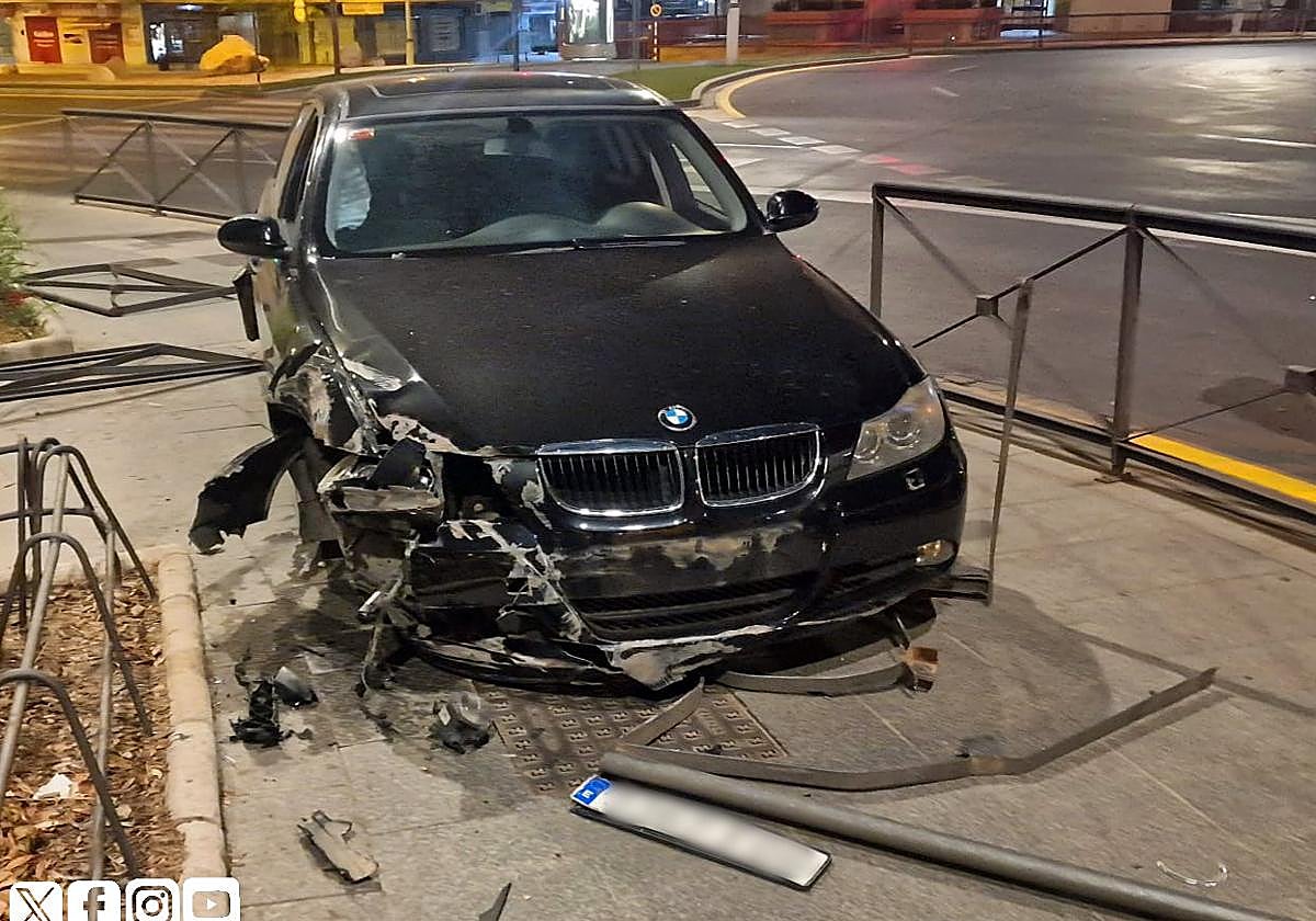 Coche siniestrado en la rotonda del helicóptero