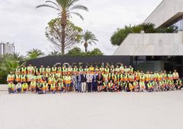 Foto de familia de alumnos, profesores, autoridades y representantes de Cosentino.