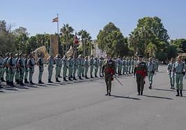 Revista a la fuerza en formación en el patio de armas de la Base Álvarez de Sotomayor.