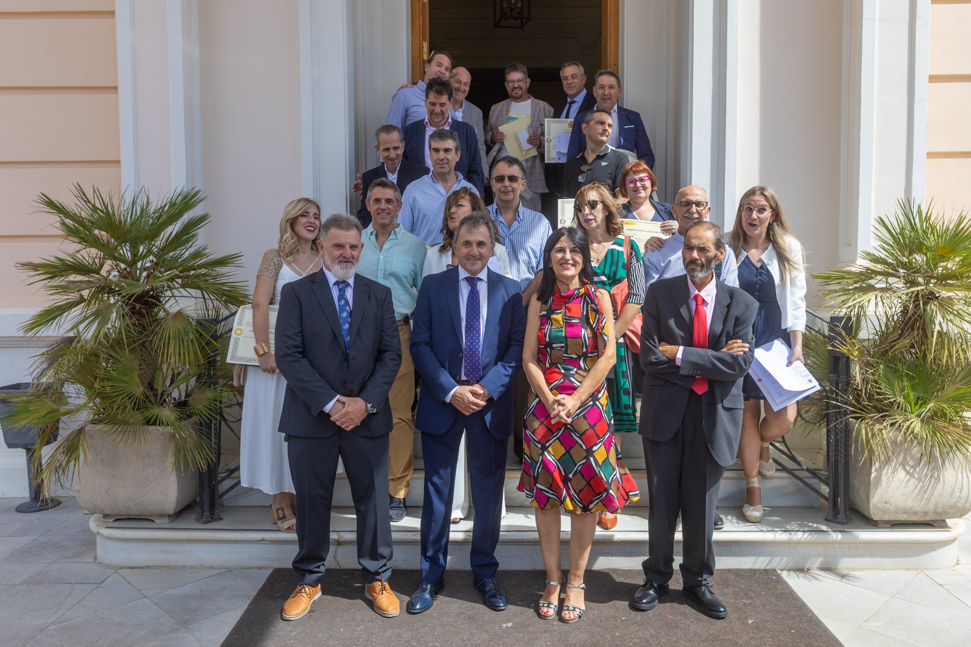 Autoridades y premiados posan en Quinta Alegre.