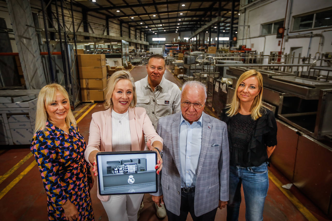 Miguel López, fundador de Pilsa, rodeado de sus hijos Javier, Inma, Luz María y Elisabeth.