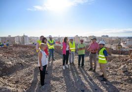 La alcaldesa, durante la visita, ayer, a las obras en el Cerro de San Cristóbal.