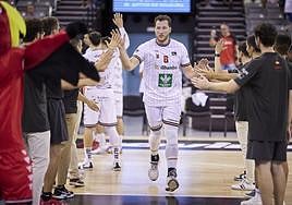 Rokas Gustys sale a la pista el día del Bayern de Munich.