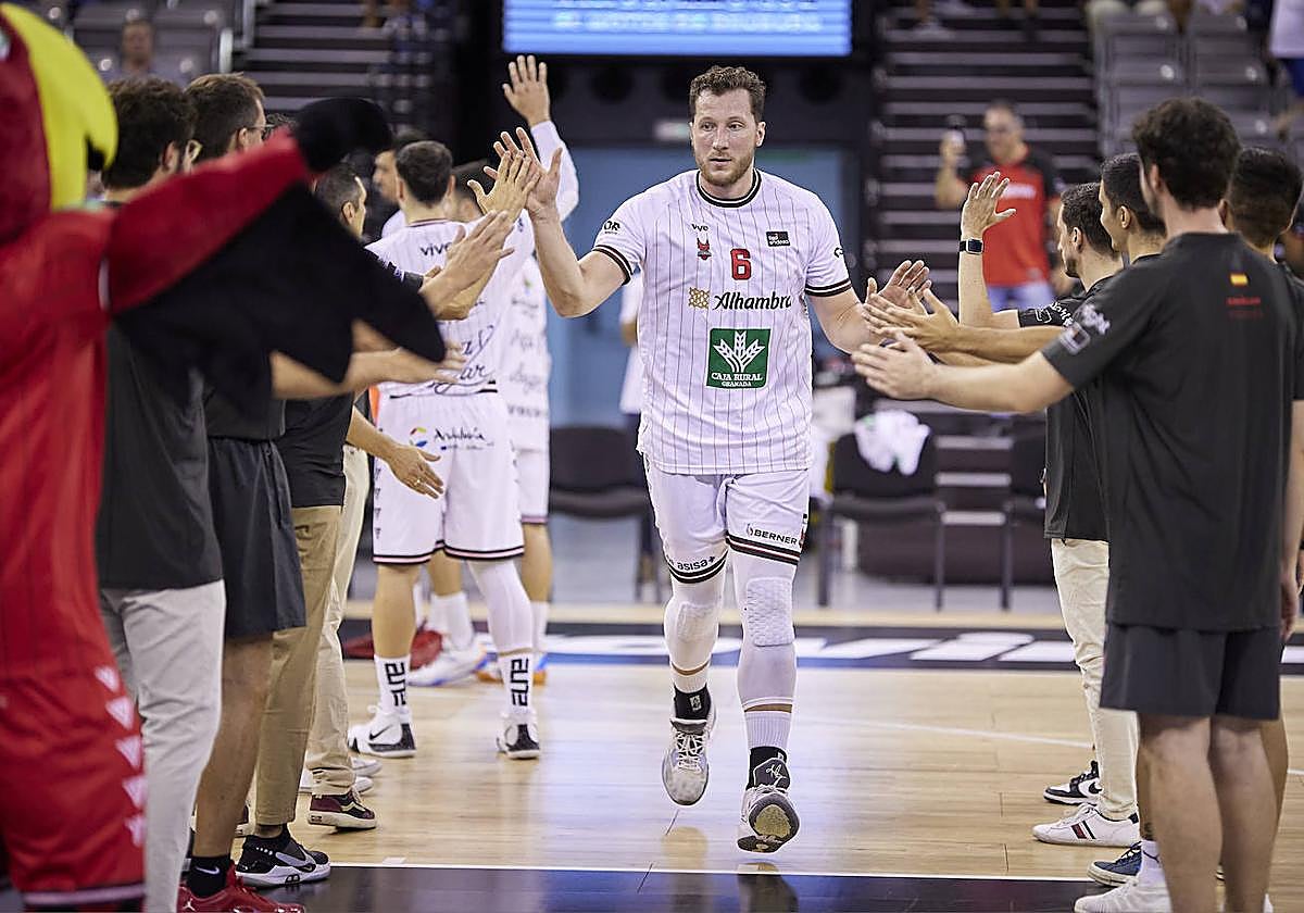 Rokas Gustys sale a la pista el día del Bayern de Munich.