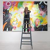 Gym Halama, ante una de las obras que integran 'Terminal'.