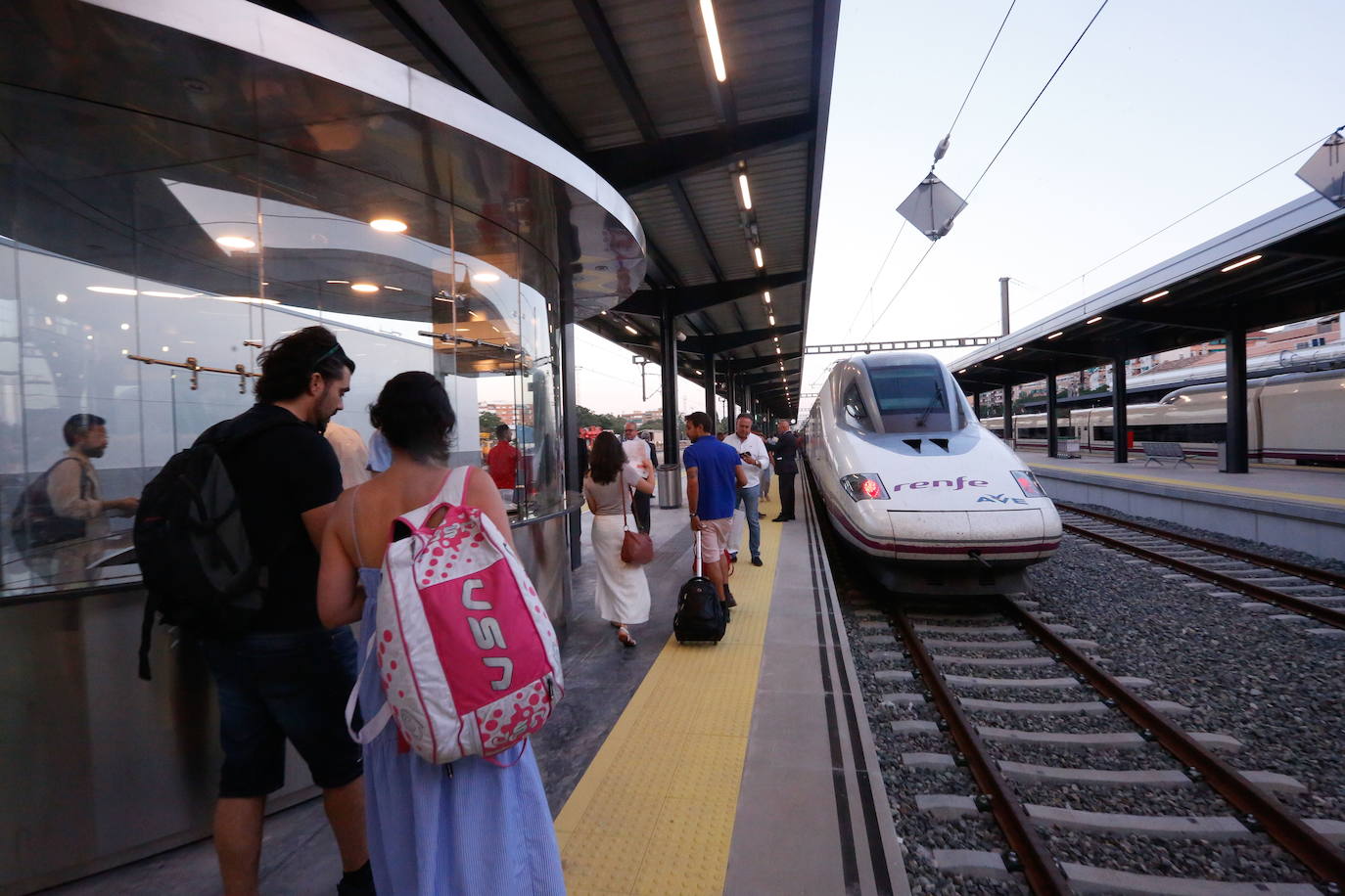 Pasajeros en la estación del AVE de Granada.