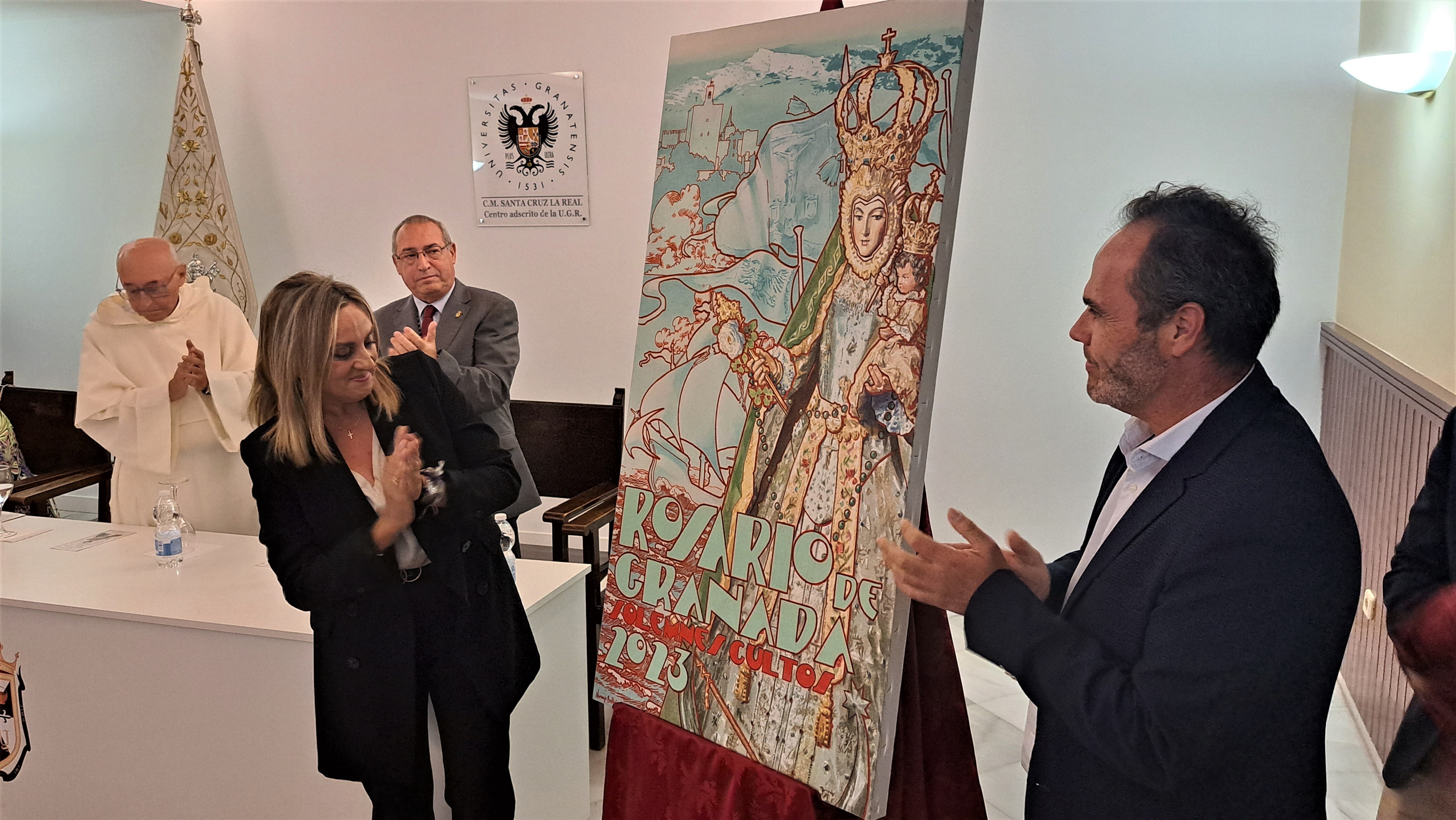 Marifrán Carazo aplaude ante el cartel, en la presentación.