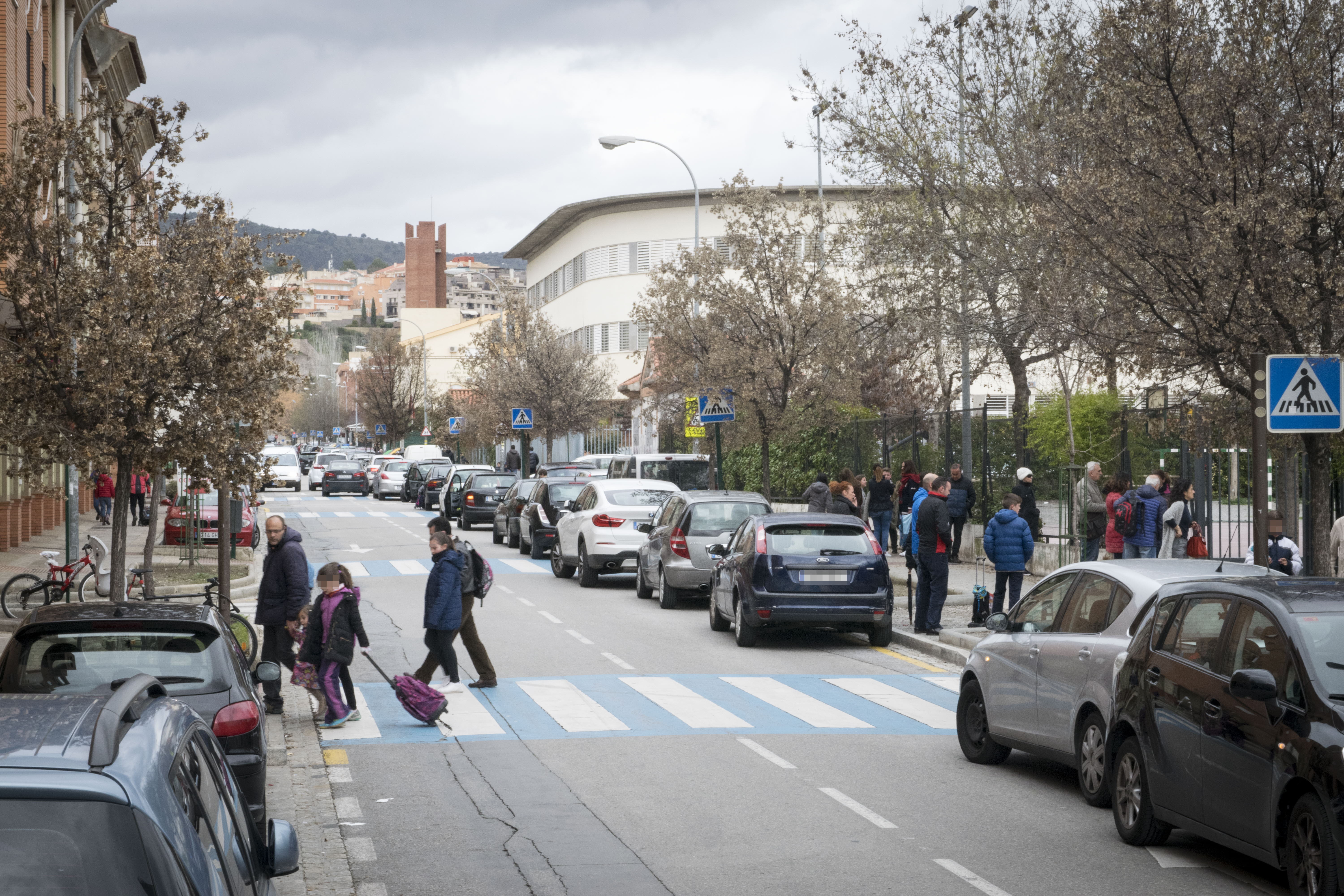 Alumnos y padres en los aledaños del colegio Sierra Nevada de Granada.