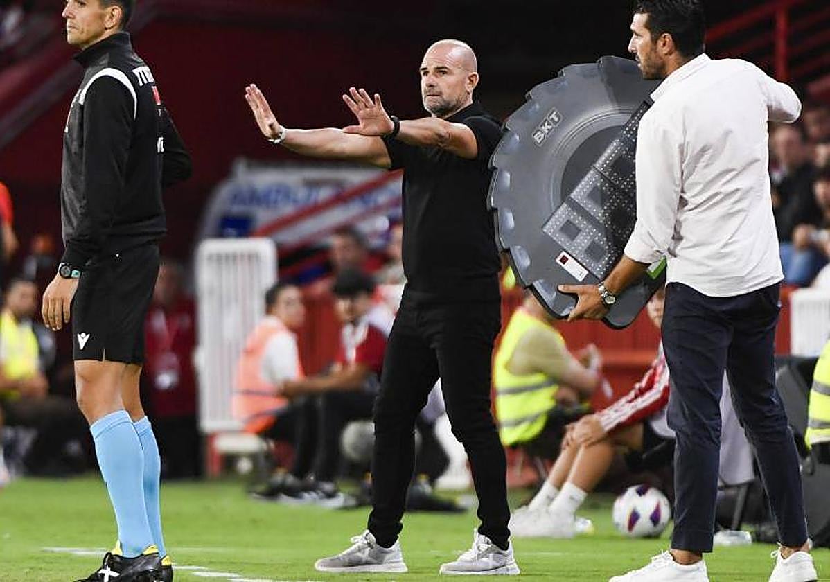 Paco López ordena a sus futbolistas contra el Girona.