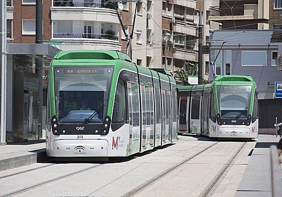 El Metro a su paso por la estación de tren de Granada.