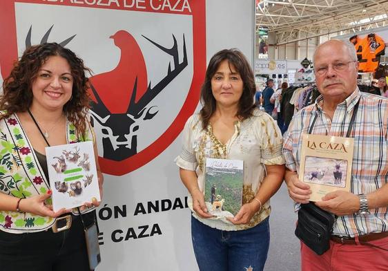 Laura García, Mari Luz Castillo y Rufino Nieto, con sus obras en Ifeja.