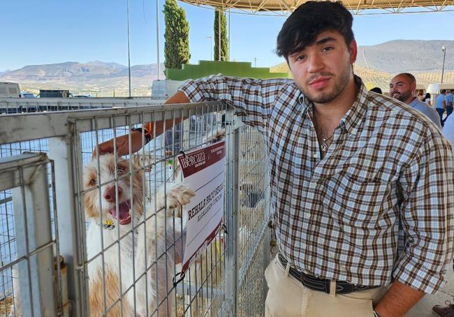 Ángel Carrasco, junto a sus perros en Ifeja.