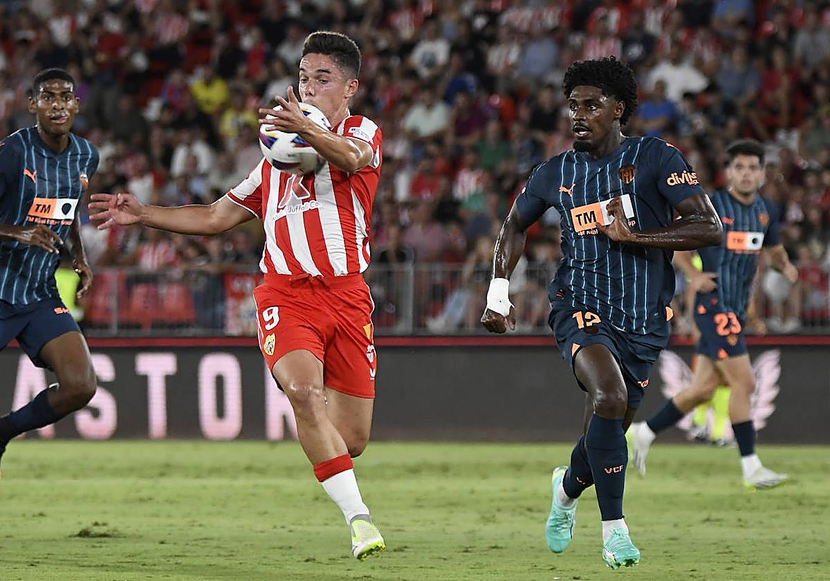 Sergio Arribas, que se acomoda el balón acosado por Correia, puso la firma a los goles.