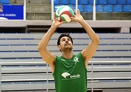 Renán Bertassoni toca de dedos y cuando lo hace actúa de mago.