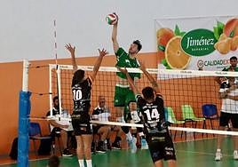 El canadiense Matt Neaves, que debutó con Unicaja, supera el bloqueo rival.