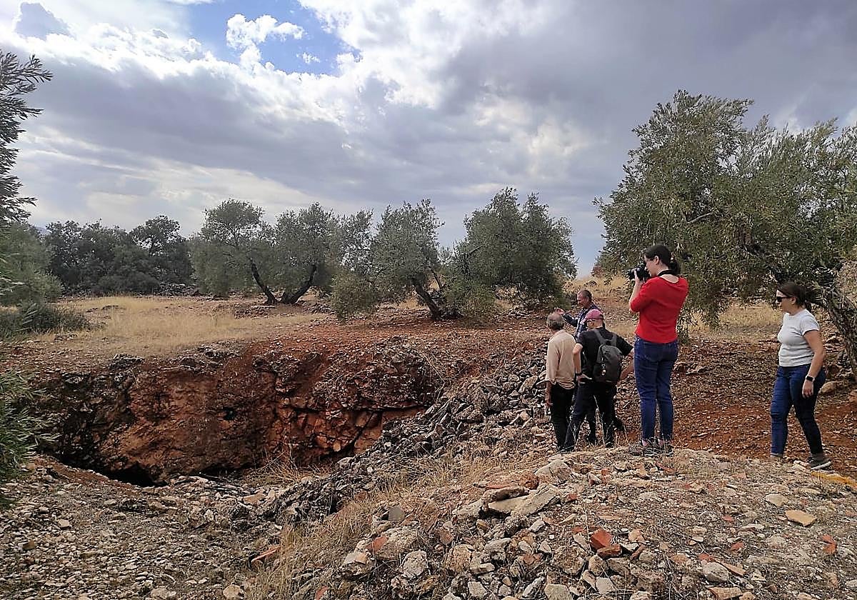 Grupo de personas por el Parque Cultural de Piedra Seca de Sorihuela del Guadalimar.
