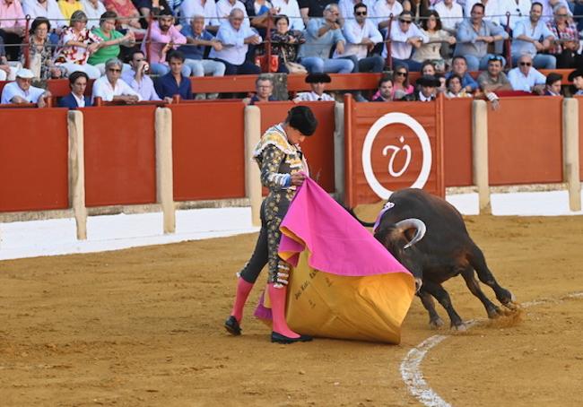 Lances de recibo con el capote de Manzanares a uno de sus toros.