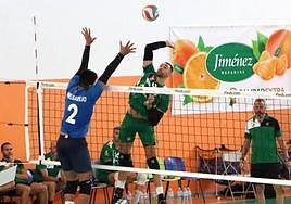 El blanquiverde Víctor Rodríguez supera el bloqueo del melillense Melgarejo.