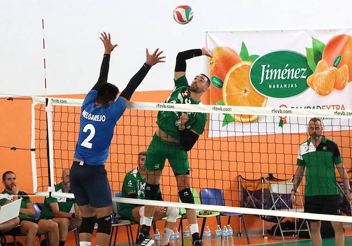 El blanquiverde Víctor Rodríguez supera el bloqueo del melillense Melgarejo.