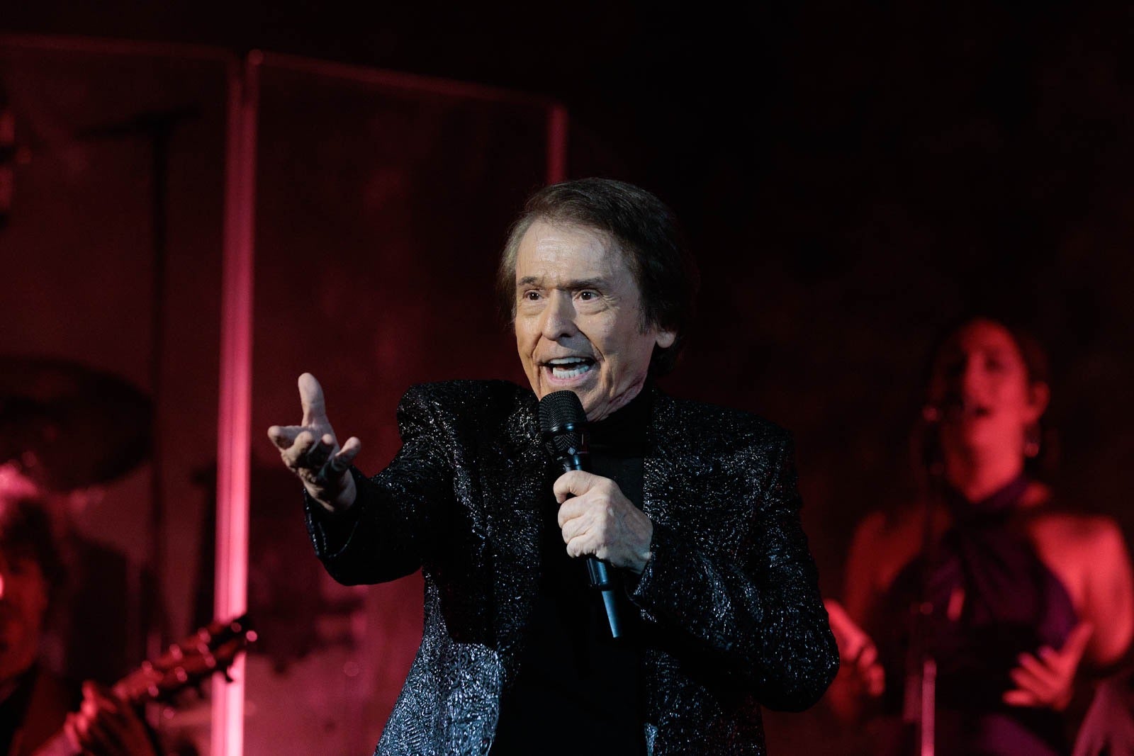 Las imágenes del concierto de Raphael en Granada