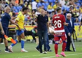 García Pimienta ordena una sustitución en la segunda parte.