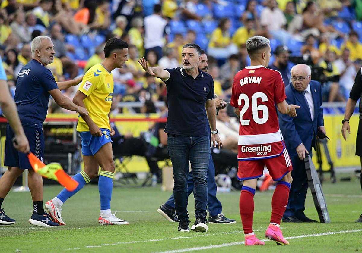 García Pimienta ordena una sustitución en la segunda parte.