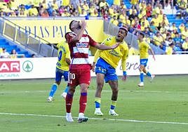 Antonio Puertas se lamenta por una ocasión desperdiciada.