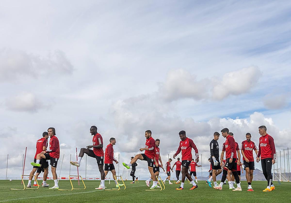 Los futbolistas sortean unas vallas durante un entrenamiento del equipo esta semana.