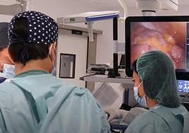 El Hospital Virgen de las Nieves avanza en la cirugía robótica con más de 200 intervenciones