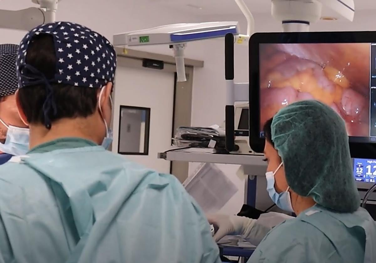 El Hospital Virgen de las Nieves avanza en la cirugía robótica con más de 200 intervenciones