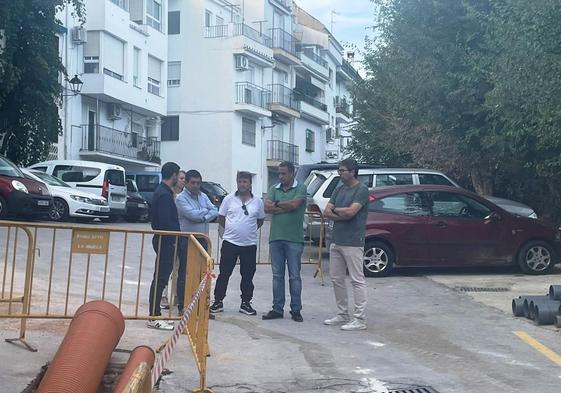 Francisco Reyes y el alcalde de La Iruela Daniel Sánchez durante la visita a la calle Mirador del Guadalquivir.