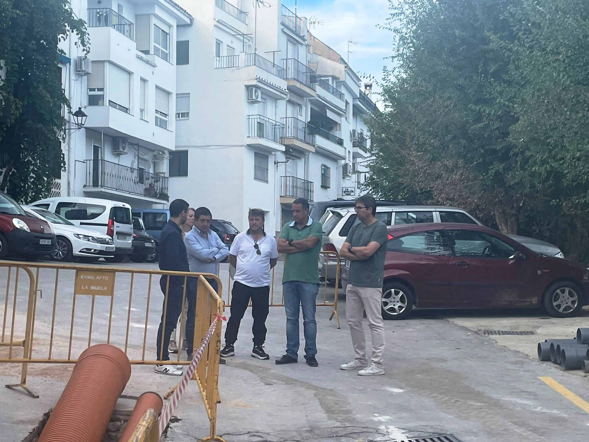 Francisco Reyes y el alcalde de La Iruela Daniel Sánchez durante la visita a la calle Mirador del Guadalquivir.