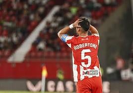 Robertone se echa las manos a la cabeza ante tanto infortunio.