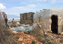 Valero critica «vulneración de derechos humanos» en asentamientos como el de Almería y la «inacción» de la Junta.