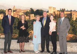 La cumbre repetirá imágenes de impagable promoción para Granada, como esta mítica de los Clinton y la familia Real en 1997 en el mirador de San Nicolás.