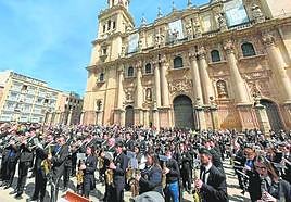 Músicos se dan cita a los pies de la catedral y entonan la marcha de 'Nuestro Padre Jesús'.