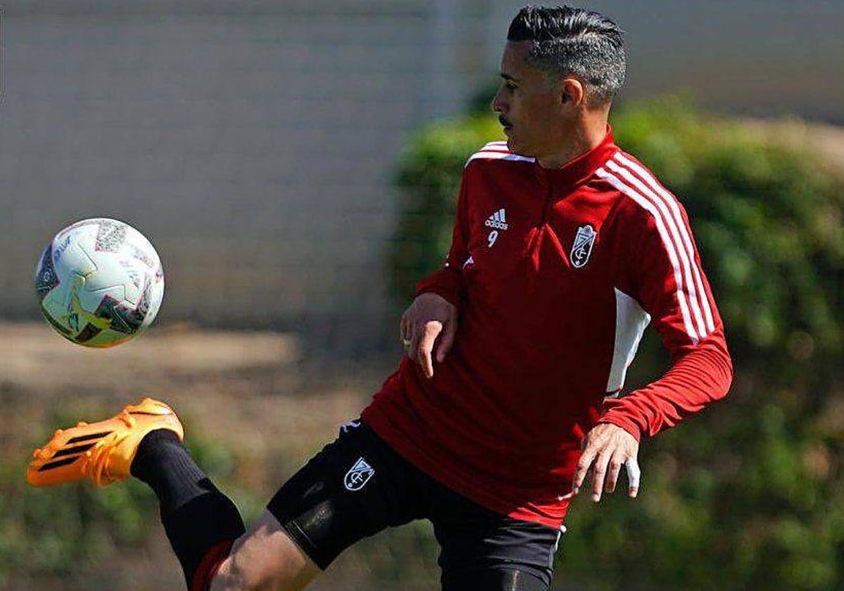 José Callejón controla un balón en un entrenamiento.