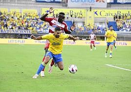 Famara Diédhiou presiona a un rival de Las Palmas.