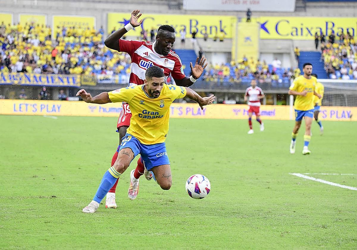 Famara Diédhiou presiona a un rival de Las Palmas.