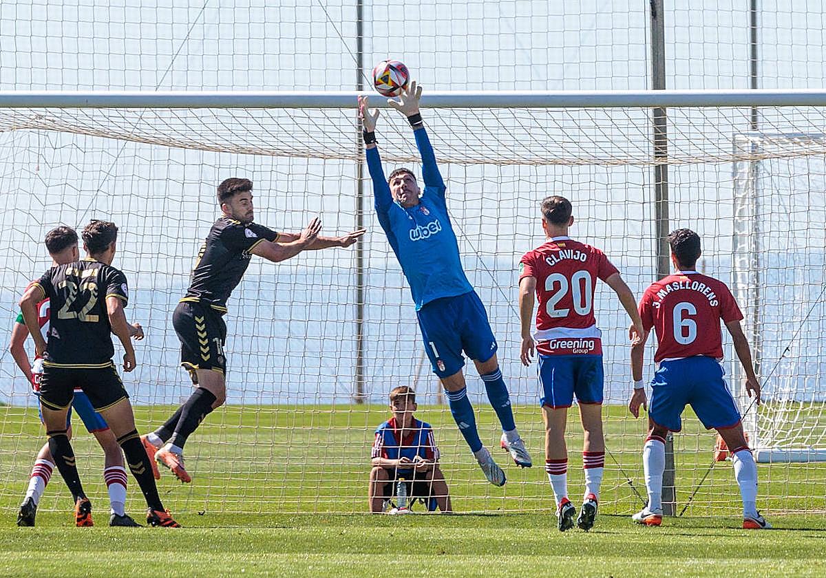 Adri López atrapa un balón durante el partido del Recreativo contra el Intercity.